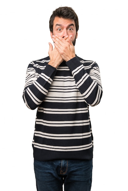 Homme avec une barbe couvrant sa bouche