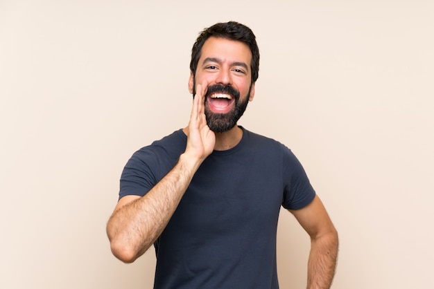 Homme à la barbe criant avec la bouche grande ouverte