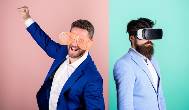 Homme avec barbe dans des lunettes VR et accessoire en plastique à persiennes. Guy interagir en réalité virtuelle. Hipster explorant la réalité virtuelle. Véritable alternative amusante et virtuelle. Les entreprises mettent en œuvre la technologie moderne.