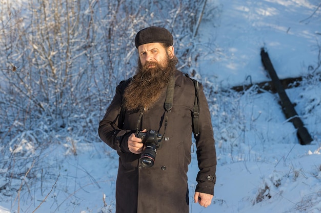 Un homme avec une barbe dans la neige