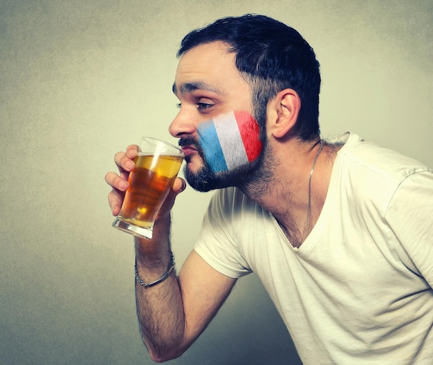 Photo un homme à la barbe drôle buvant de la bière.