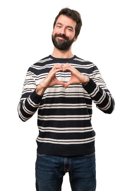 Homme à la barbe faisant un coeur avec ses mains