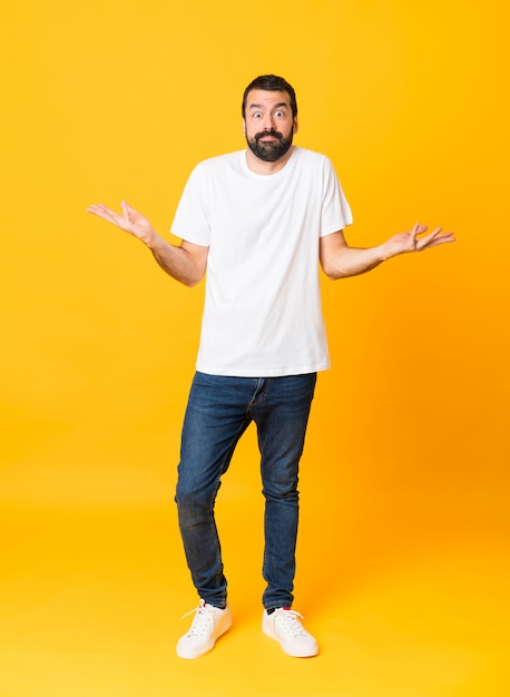 homme à la barbe faisant des doutes geste