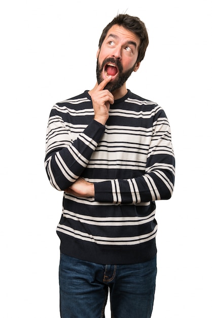 Homme à la barbe faisant un geste surprise