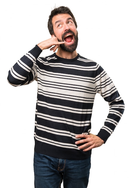 Homme à la barbe faisant un geste de téléphone