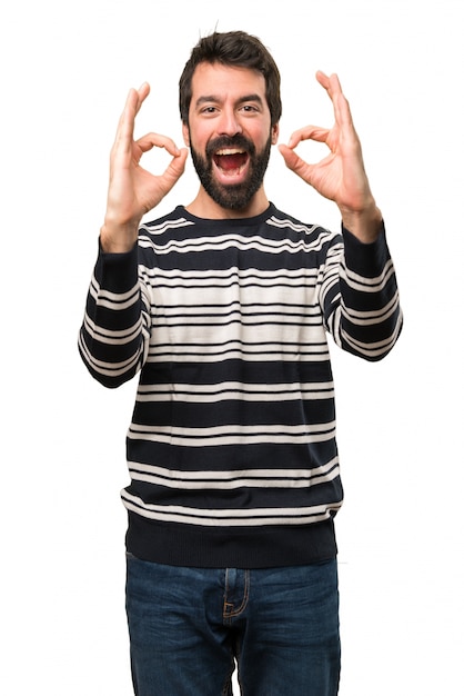 Homme à la barbe faisant signe OK