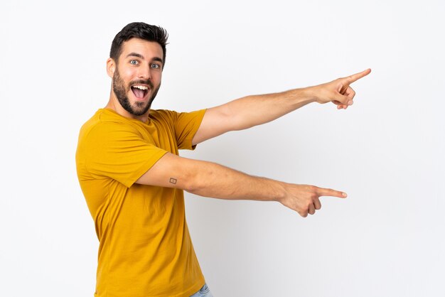 Homme à barbe sur fond isolé