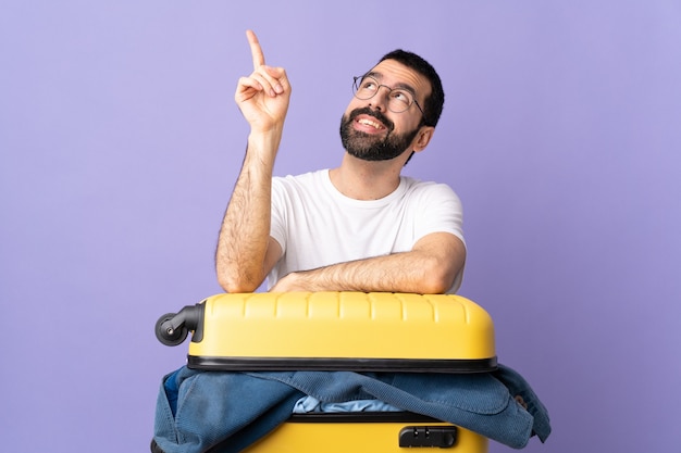 Homme avec barbe sur fond isolé