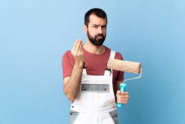 Homme avec barbe sur fond isolé