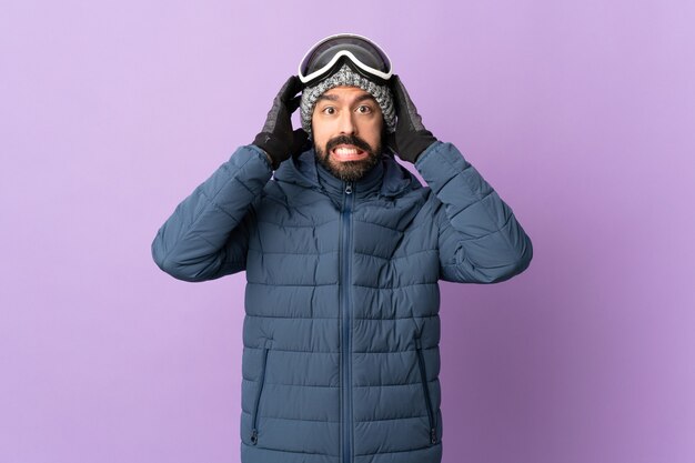 Homme avec barbe sur fond isolé