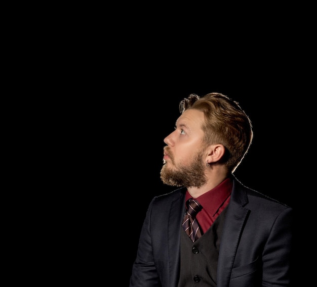 Homme avec une barbe sur fond noir