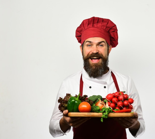 Homme avec barbe isolé sur fond blanc