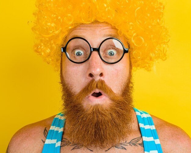 Homme avec barbe jaune et lunettes