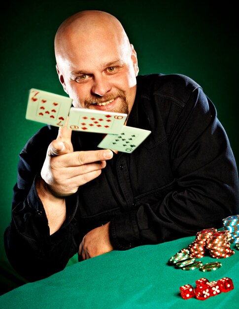 un homme avec une barbe joue au poker...