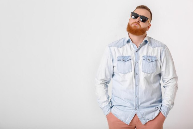 Photo homme barbe en lunettes de soleil et chemise en jean