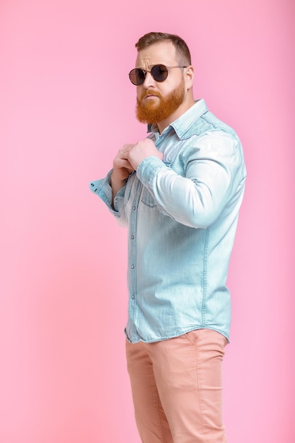 Homme barbe en lunettes de soleil et chemise en jean