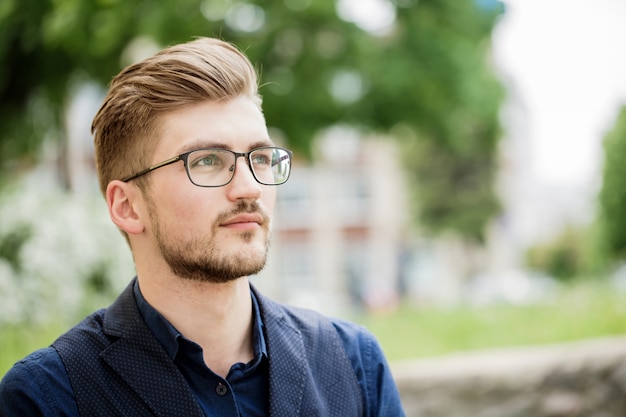 homme avec une barbe et des lunettes