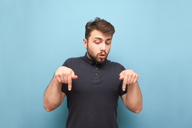 Homme avec une barbe montre les mains o