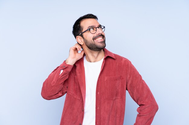 Homme à barbe sur mur isolé