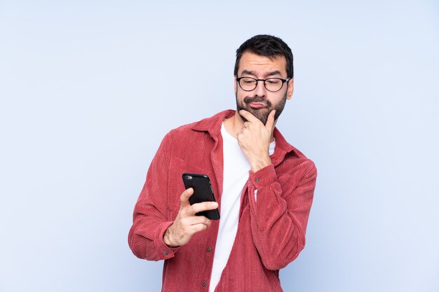 Homme à barbe sur mur isolé