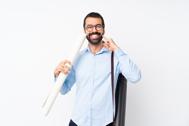 Homme à barbe sur mur isolé