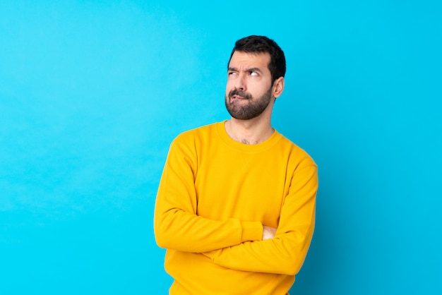 Homme à barbe sur mur isolé