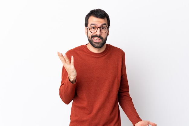 Homme à barbe sur mur isolé