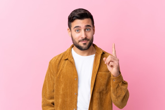 Homme à barbe sur mur