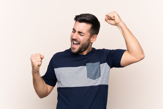 Homme à barbe sur mur