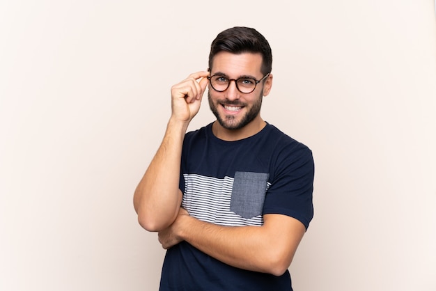 Homme à barbe sur mur