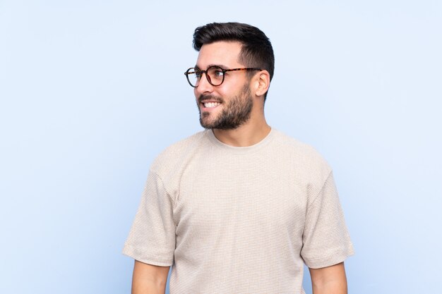 Homme à barbe sur mur