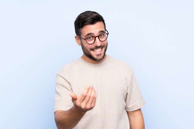 Homme à barbe sur mur