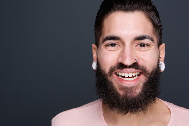 Homme avec une barbe en souriant