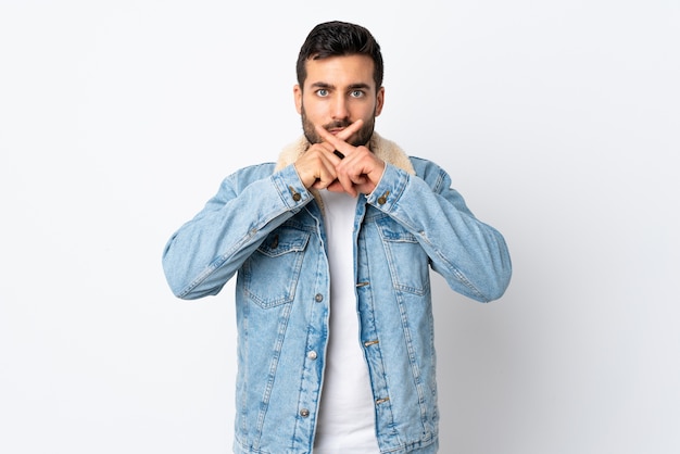 Homme avec barbe en studio