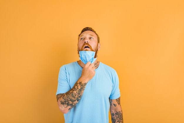 L'homme Avec La Barbe Et Les Tatouages Enlève Le Masque Pour Le Covid