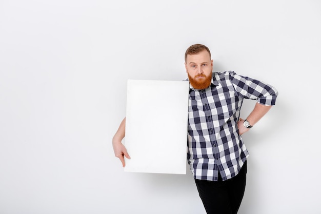 Homme avec barbe tenant une grande carte blanche