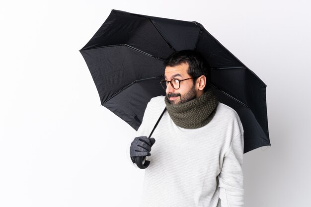 Homme, barbe, tenue, parapluie, isolé, mur