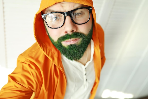 Un homme avec une barbe verte StPatrick 's Day Irish fan color beard