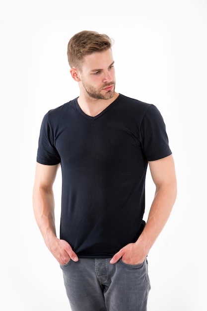 Homme avec barbe sur le visage mal rasé isolé sur fond blanc Homme en t-shirt décontracté et jeans Homme barbu aux cheveux blonds Soins des cheveux dans un salon de coiffure ou un salon de coiffure