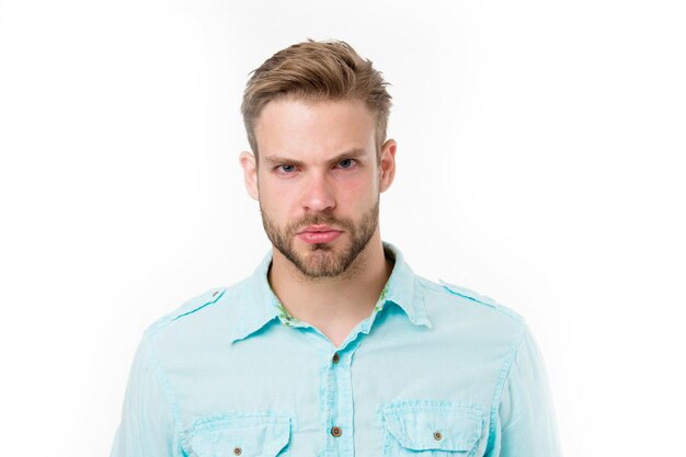 Homme avec barbe sur le visage sérieux isolé sur fond blanc Bel homme en mode chemise bleue Barbu et élégant Salon de coiffure et de coiffure Soins de la peau et toilettage Décontracté dans le style