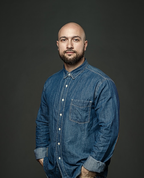 Homme à barbe