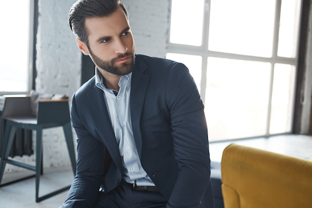 Homme barbu au look très intéressant.