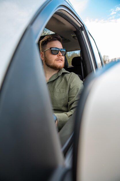 Homme barbu au volant de la voiture copie espace heure d'été