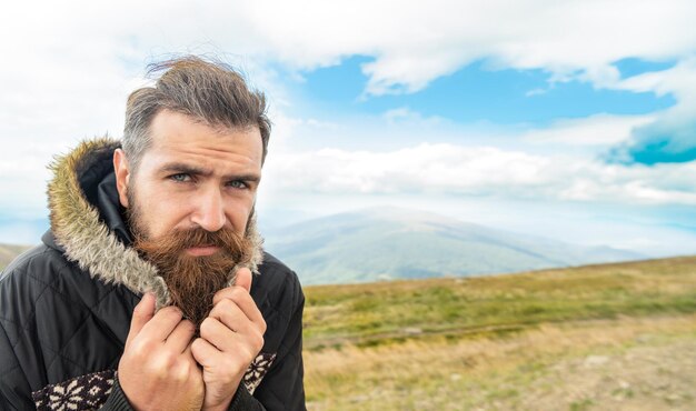 Homme barbu ayant une bannière de moustache photo d'homme barbu dans la montagne