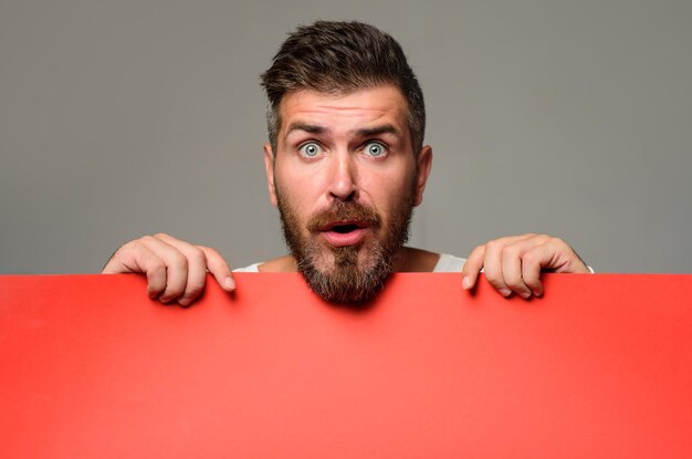 Homme barbu avec bannière publicitaire vide vendredi noir homme barbu tient conseil pour la publicité