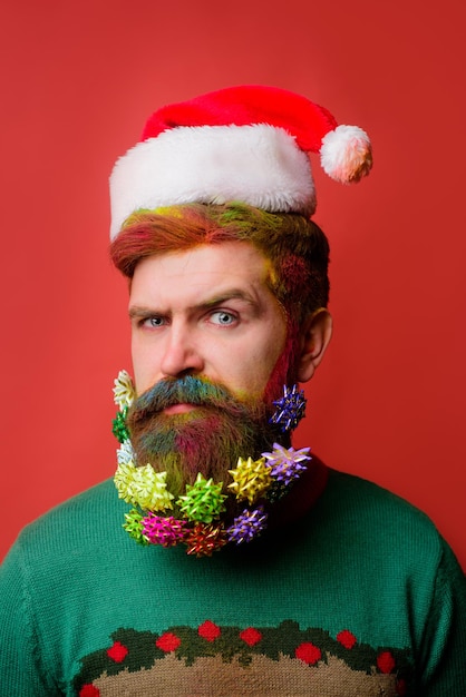 Homme barbu avec barbe décorée vacances de noël décoration de noël homme barbu sérieux dans