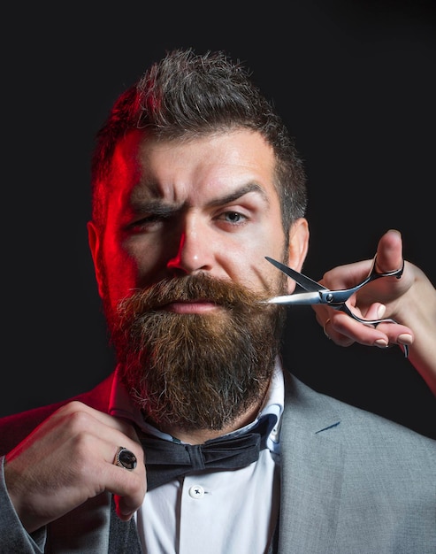 Homme barbu barbe luxuriante beau Coupe de cheveux pour hommes Ciseaux de coiffeur Longue barbe Hipster dans un salon de coiffure Coupe de cheveux pour hommes dans un salon de coiffure Rasage de salon de coiffure vintage Hipster mâle brutal