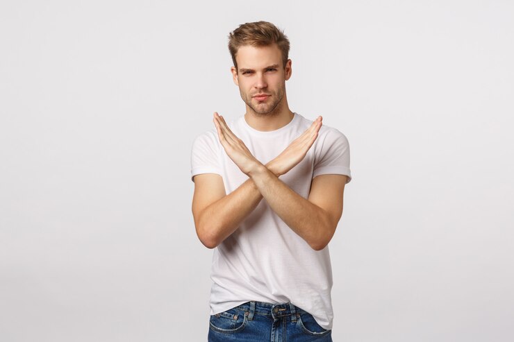 Photo homme barbu blond séduisant en t-shirt blanc avec bras croisés