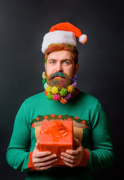 Homme barbu en bonnet de noel avec barbe décorée pour le nouvel an décorations de barbe de noël santa