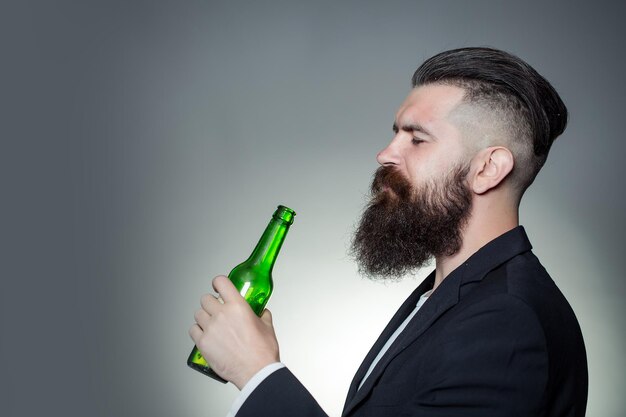 Homme barbu avec une bouteille de bière
